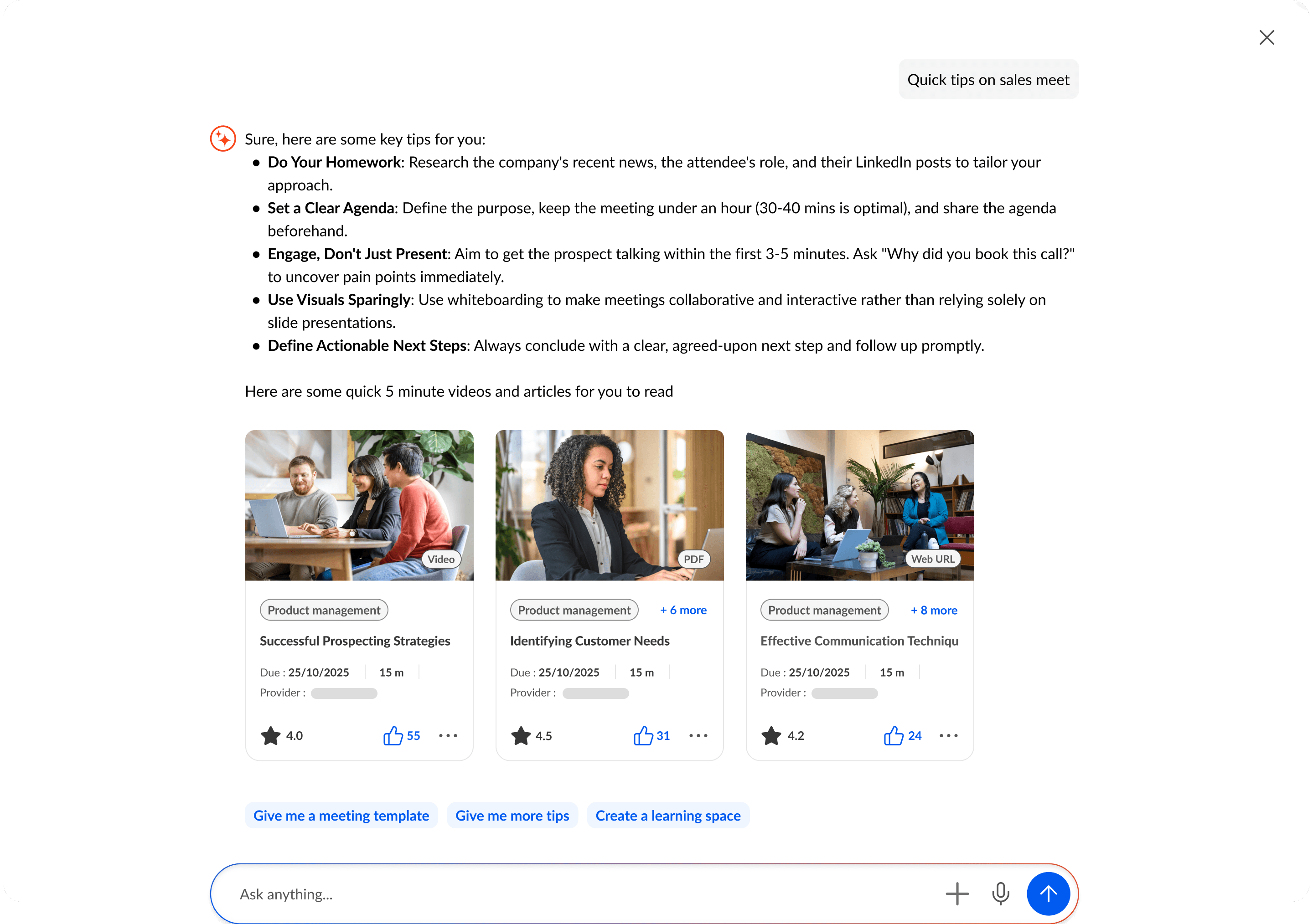 Eine Webseite mit schnellen Tipps für Vertriebsmeetings, gefolgt von drei Karten mit Lernressourcen und einer Suchleiste mit der Aufschrift „Ask anything“ am unteren Ende.