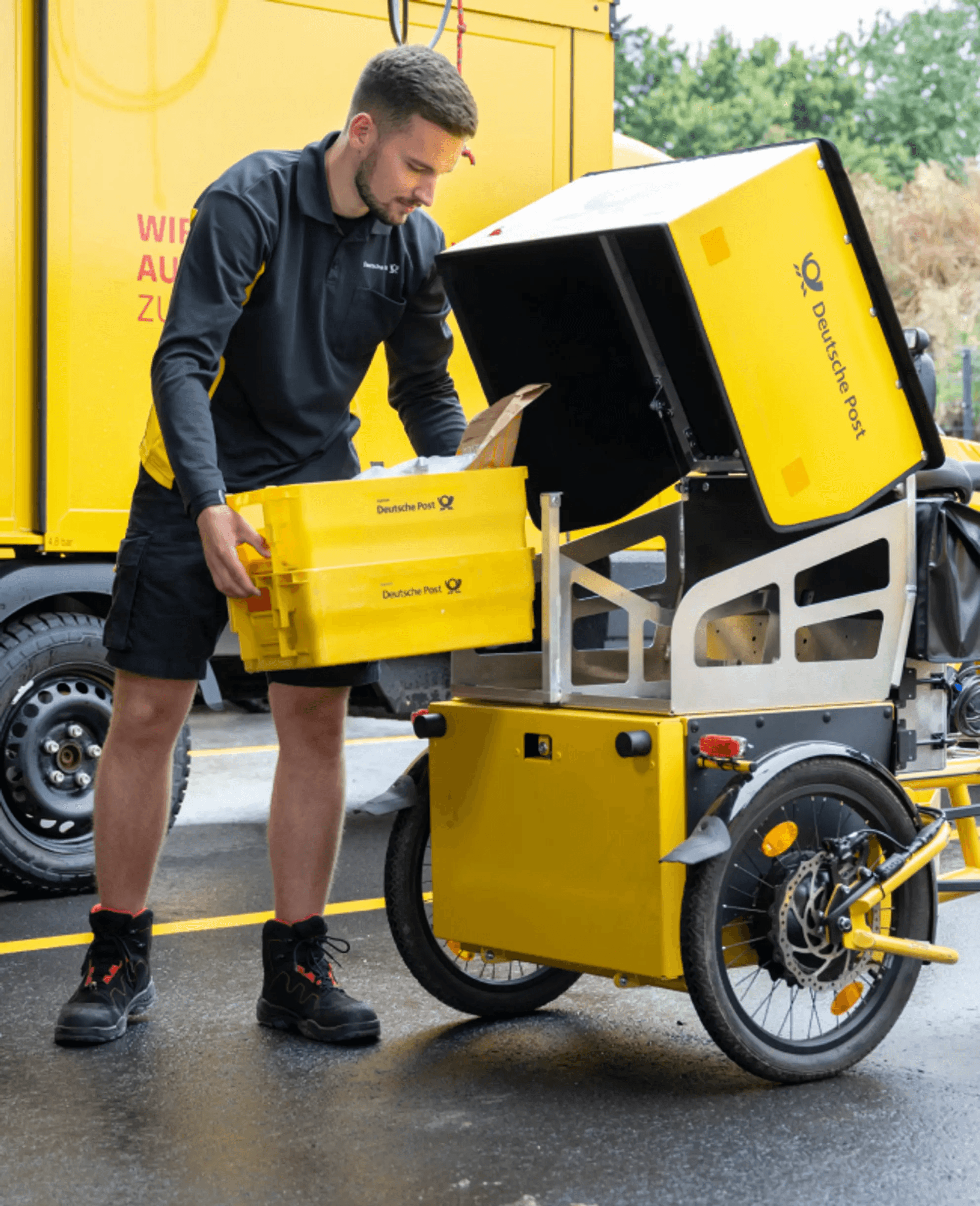 Imagen de una persona trabajando con una bicicleta de reparto.